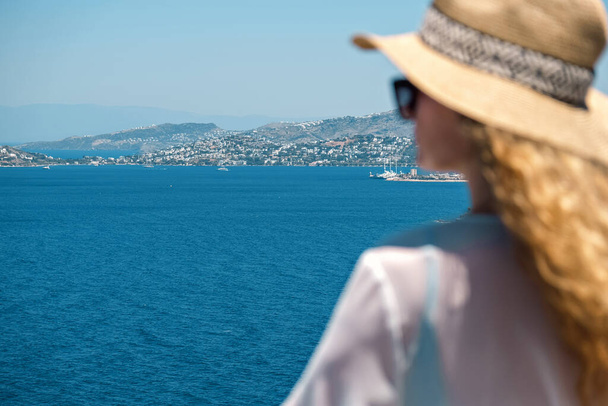 Hermosa vista al mar en resort villa de hotel con silueta borrosa de mujer en gafas de sol de vestido blanco y sombrero de paja bikini. - Foto, Imagen