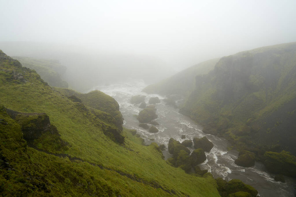 IWaterfall sendero caminata de skogar a thorsmork en un día nublado lluvioso en agosto 2020 - Foto, Imagen