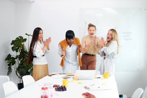 excited young team of business women - Fotoğraf, Görsel