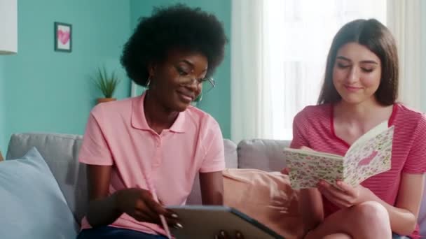 黒と白の女性の学生｜ルーチンを勉強 - 映像、動画