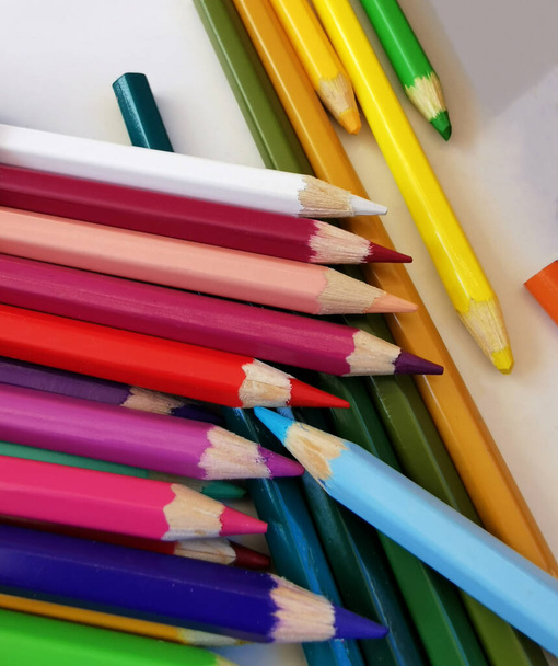 renkli kalemler rastgele masaya saçılmış, yaratıcı süreç, sanat, çocuklar için çizim eğitimi, seçici odaklanma - Fotoğraf, Görsel