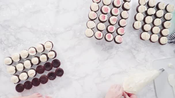 Süti serpenyő bélelt fólia cupcake csésze sütni csokoládé málna cupcakes. - Felvétel, videó