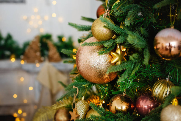 Décorations de Noël sur branches d'arbres à feuilles persistantes avec des guirlandes brillantes. Concentration sélective. - Photo, image