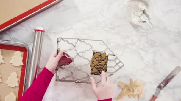 Grand coupe-biscuits de Noël sur un fond de marbre. - Séquence, vidéo