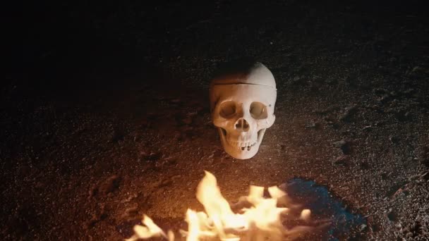 Crâne avec feu à l'extérieur, gothique ou effrayant - Séquence, vidéo