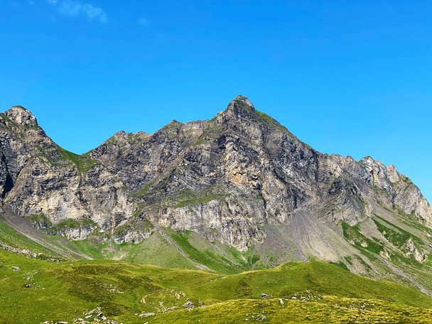 Альпийский пик Хохстоллен над долиной Мелхталь и в горном массиве Ури Альпы, Мельхталь - кантон Обвальд, Швейцария (Кантон Обвальден, Швайц) - Фото, изображение