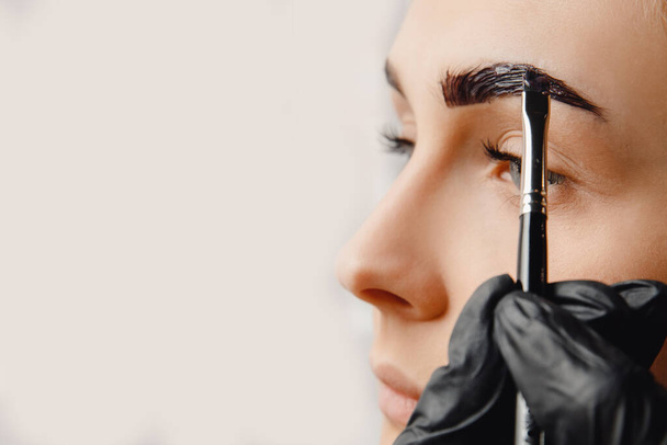 Master tinting of eyebrow hair women, brow correction - Фото, изображение