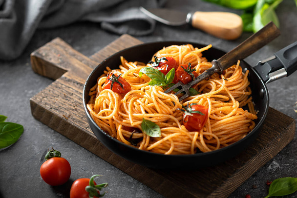 spaghetti in a black plate - Fotografie, Obrázek