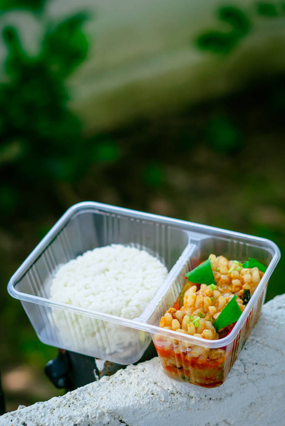 Lulas fritas com caril em pó. Comida tailandesa, frutos do mar fritos com arroz - Foto, Imagem