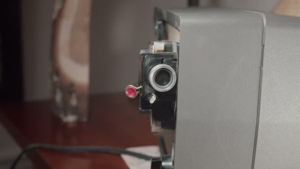 Un projecteur 8mm rétro à l'intérieur - Séquence, vidéo