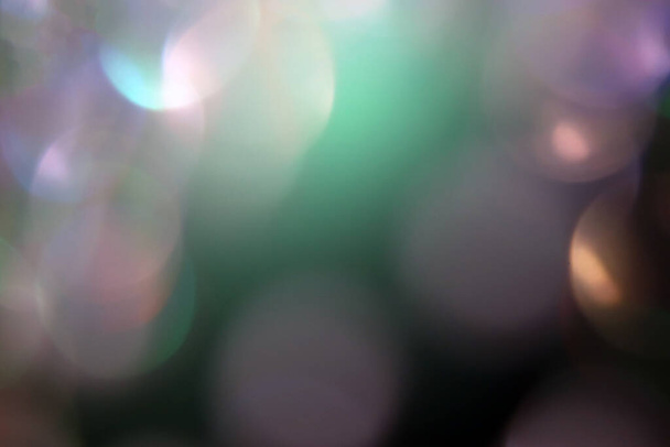 Wazige achtergrond van gloeiende lichten en gekleurde ballen. Onscherp, achtergrond - Foto, afbeelding