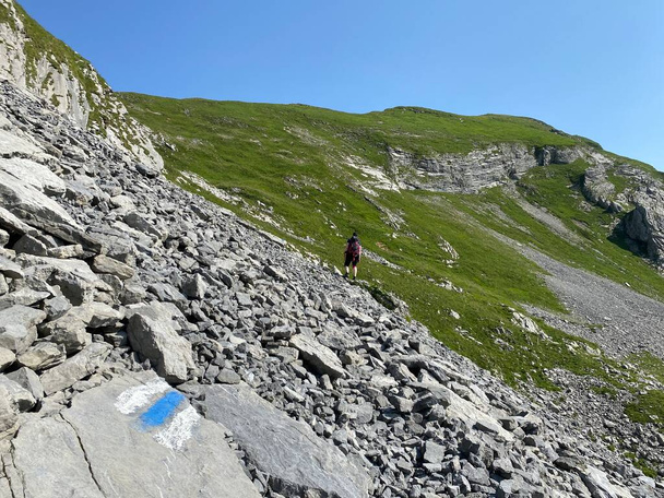Ορειβατικές πινακίδες και σημάνσεις στις πλαγιές της κοιλάδας των Άλπεων Melchtal και στις ορεινές οροσειρές Uri Alps, Kerns - Καντόνιο Obwald, Ελβετία (Kanton Obwalden, Schweiz) - Φωτογραφία, εικόνα