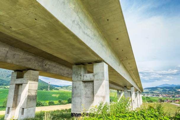 Construção de uma nova auto-estrada, secção da auto-estrada e rampa de saída da auto-estrada, Eslováquia. - Foto, Imagem