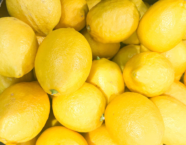 Close-up van verse citroenen. Gezonde verse voedselachtergrond. - Foto, afbeelding