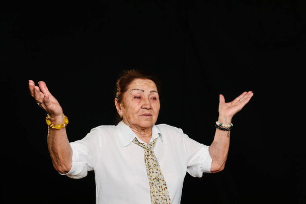 Ritratto di una anziana donna asiatica anziana, alzando le mani in un gesto di domanda, come dire; "Cosa sta succedendo qui?" - Foto, immagini