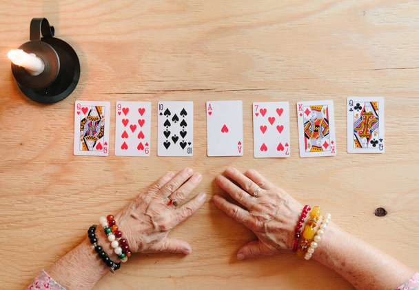 Διαβάζοντας χαρτιά, γιαγιά μαγεία, μαντεψιά, γυναίκες χέρια, πρόβλεψη πεπρωμένου - Φωτογραφία, εικόνα