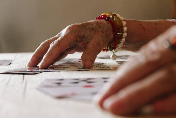 Leitura de cartões de adivinhação, magia da avó, adivinhação, mãos de mulheres, previsão de destino - Foto, Imagem