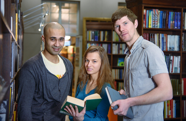 internationale studenten in een bibliotheek - Foto, afbeelding