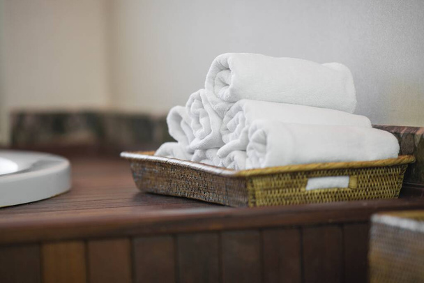 Tissu de coton propre serviette lavée inutilisée sur la table - Photo, image