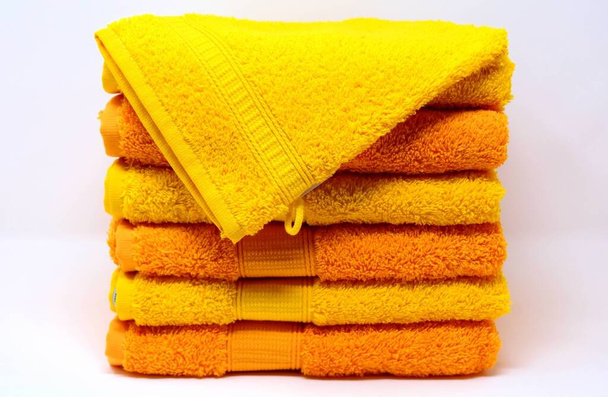 Katoen doek schoon ongebruikte gewassen handdoek op tafel - Foto, afbeelding