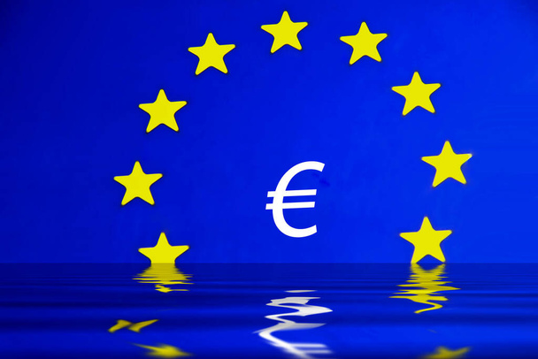 EU中央にユーロ記号で前景に水の洪水と旗 - 写真・画像