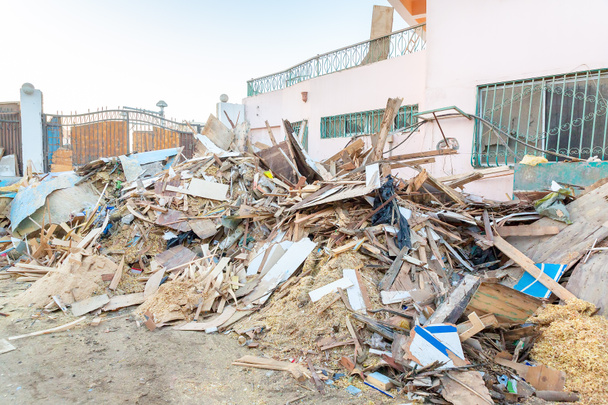 Stapel afval op scheepswerf in de stad Hurghada Egypte - Foto, afbeelding