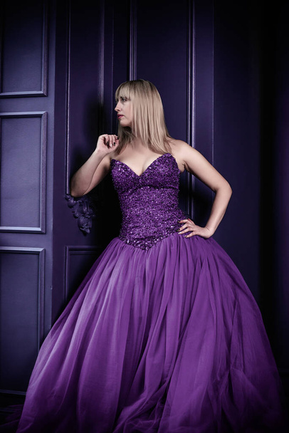 Чарівна ніч, блондинка волосся жінка в фіолетовому вечірньому шифоновому платті
 - Фото, зображення