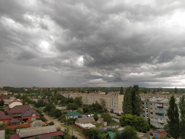 Dunkle Gewitterwolken über der Stadt - Foto, Bild