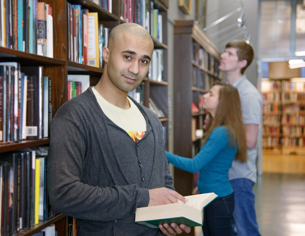 mezinárodní studenti v knihovně - Fotografie, Obrázek