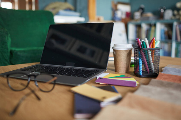 Pracoviště s notebookem v kanceláři - Fotografie, Obrázek
