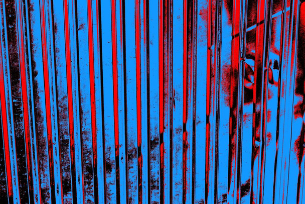 Hullámos fémlemez szolgál kerítés, kilátás vízszintes és függőleges csíkok - Fotó, kép