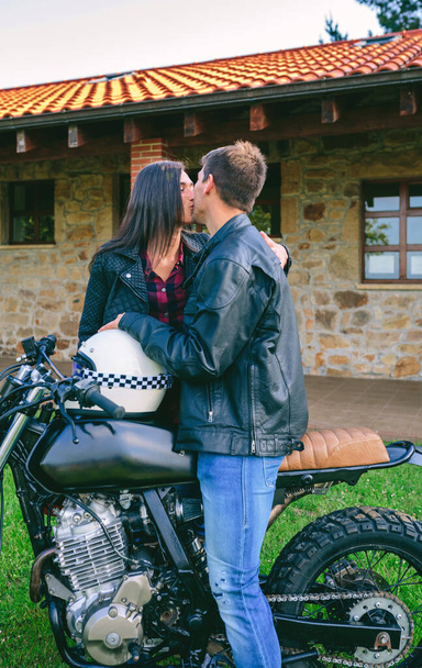 Pari suudella mukautetun moottoripyörä - Valokuva, kuva