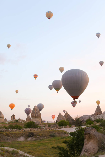 Barevné horkovzdušné balóny létající nad Cappadocia, Turecko. - Fotografie, Obrázek