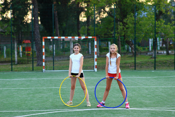 dos niñas entrar para los deportes en el patio de recreo - Foto, imagen