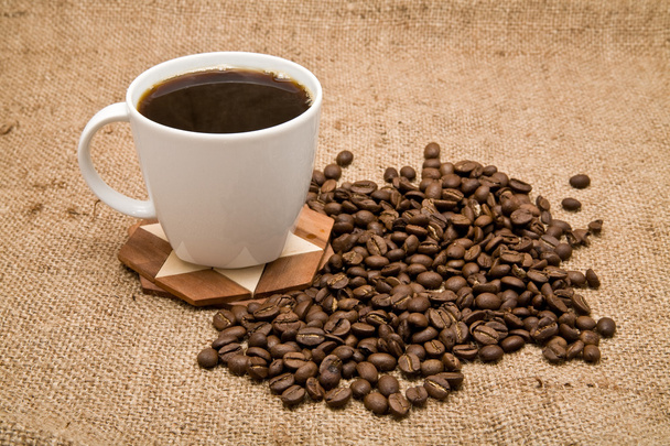 Korrels en kop koffie - Foto, afbeelding