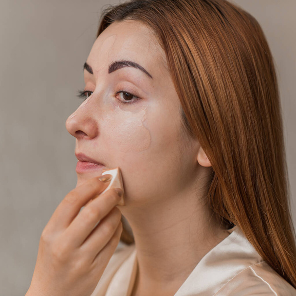 Acne en post acne huid, littekens, huidverzorging. Concept van schoonheid, meisje op make-up op een probleem huid - Foto, afbeelding
