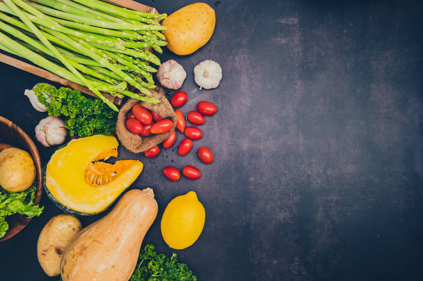 Verduras orgánicas frescas para ensalada de cocina. Dieta y comida saludable. Otoño cosecha cornucopia en otoño temporada. - Foto, Imagen