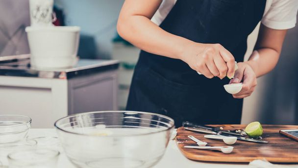 Cuisine maison par apprentissage en ligne pour le processus de cuisson maison dessert sucré. Restez à la maison et concept de connexion sociale. Nouvelle vie normale après COVID-19. - Photo, image