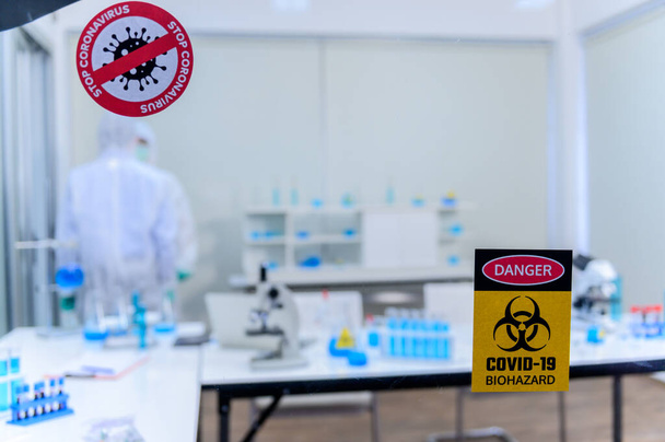 Tutkijaryhmä tutkii Coronavirus parannuskeinoa laboratoriossa. Aasian lääkäri työstää rokotetta virusinfektiota vastaan. - Valokuva, kuva