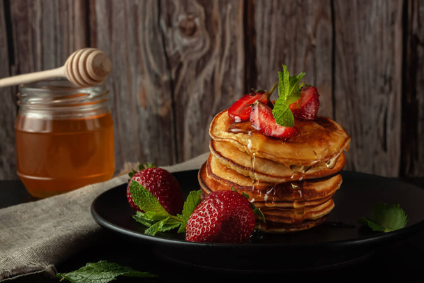 Delicious, only baked pancakes with fresh aromatic strawberries - Foto, Imagen