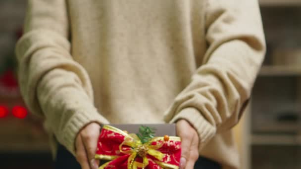 Blisko kobieta pokazując piękny prezent na Boże Narodzenie - Materiał filmowy, wideo