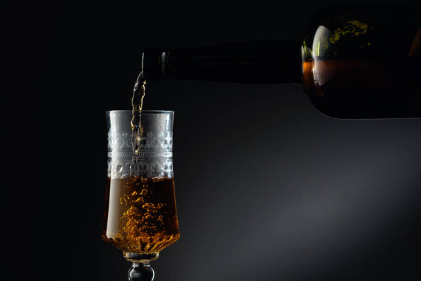 ヴィンテージボトルから熟成した黄金の強化ワインをクリスタルガラスに注ぐ。スペースのコピー. - 写真・画像