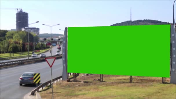 Pantalla verde valla publicitaria tráfico urbano - Metraje, vídeo