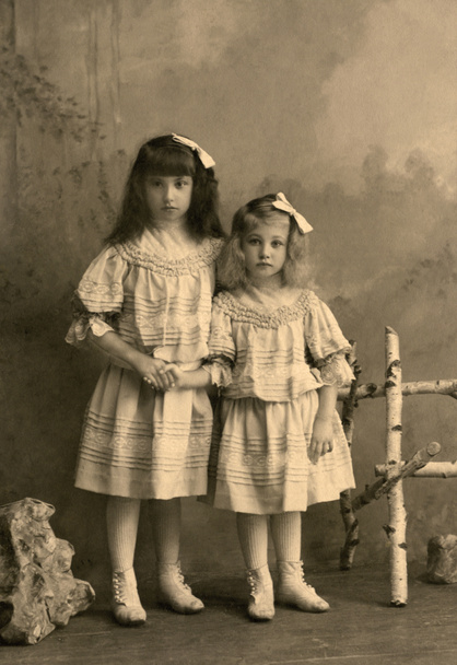 vintage φωτογραφία - μικρότερες αδελφές. - Φωτογραφία, εικόνα