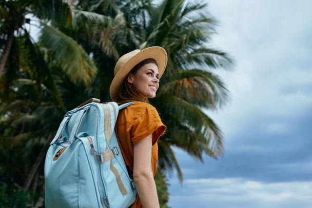 Vrouw toeristische rugzak reizen vakantie palmbomen - Foto, afbeelding