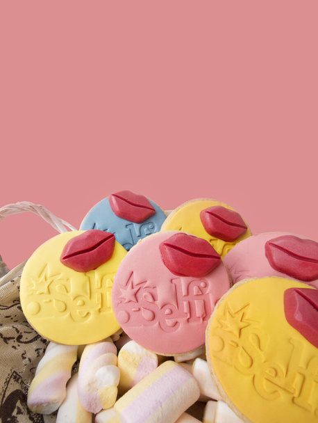 galletas decoradas con fondant con la palabra selfie marcada en la masa de azúcar de modelado. - Foto, Imagen