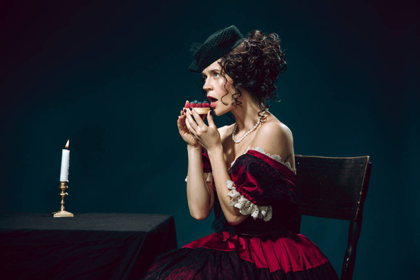 Mladá žena jako Anna Karenina na tmavomodrém pozadí. Retro styl, srovnání konceptu éry. - Fotografie, Obrázek