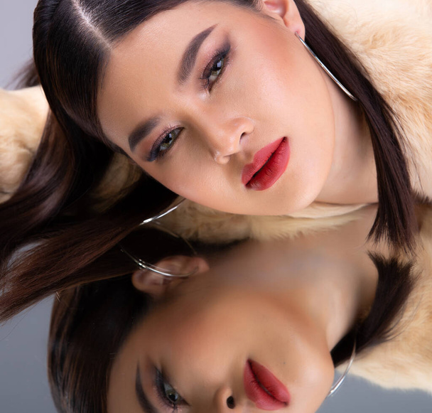 Moda mujer aplicar maquillaje rojo lápiz labial, asiático 20s mujer poses retrato en reflejar espejo. - Foto, imagen