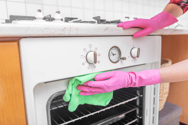 Cleaning the oven in the kitchen. - Foto, Imagem