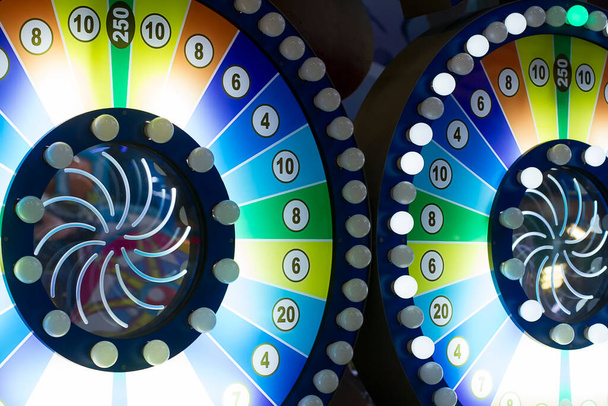 Аркадна гральна машина закривається. Гігантське колесо з барвистими секціями і вогнями
 - Фото, зображення